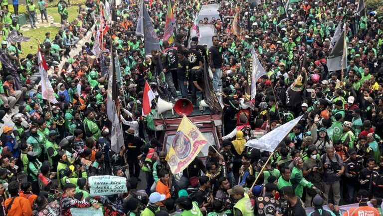 Mengatur (Potongan) Aplikasi Ojek Online.