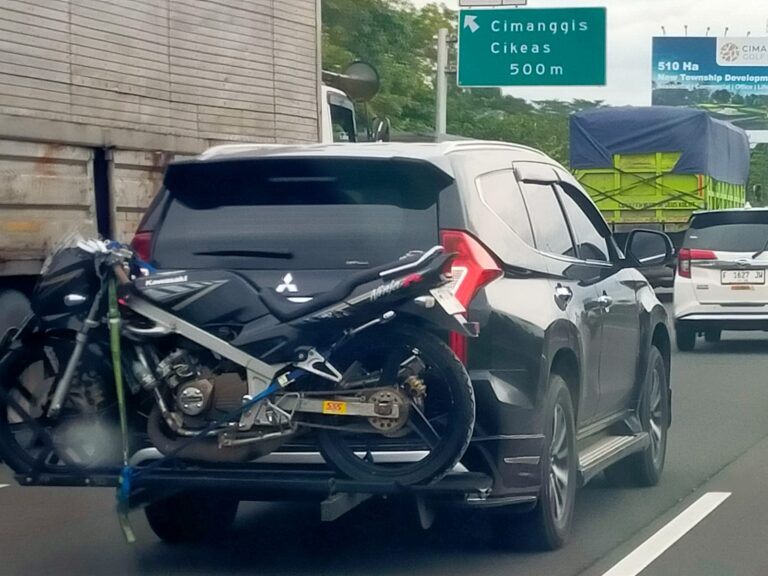 Membangun Keselamatan Berlalu Lintas di Jalan Tol.