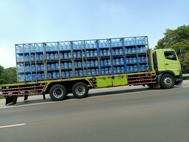 Pengadilan Negeri Jakarta Selatan Menggelar Sidang Truk ODOL Pengangkut Air Mineral Aqua